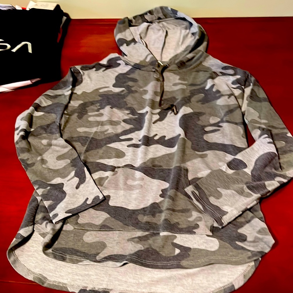 Soft camo light weight sweatshirt, like new